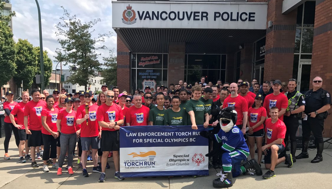 FrontiereCanPAC's tweet photo. L’équipe de #Vancouver de l’#ASFC est prête à courir pour la course au flambeau des agents de la paix! @BCLETR @sobcsociety #CFAP #ASFC #ASFCdonne #Olympiquesspéciaux https://t.co/5MUNHcfLJL