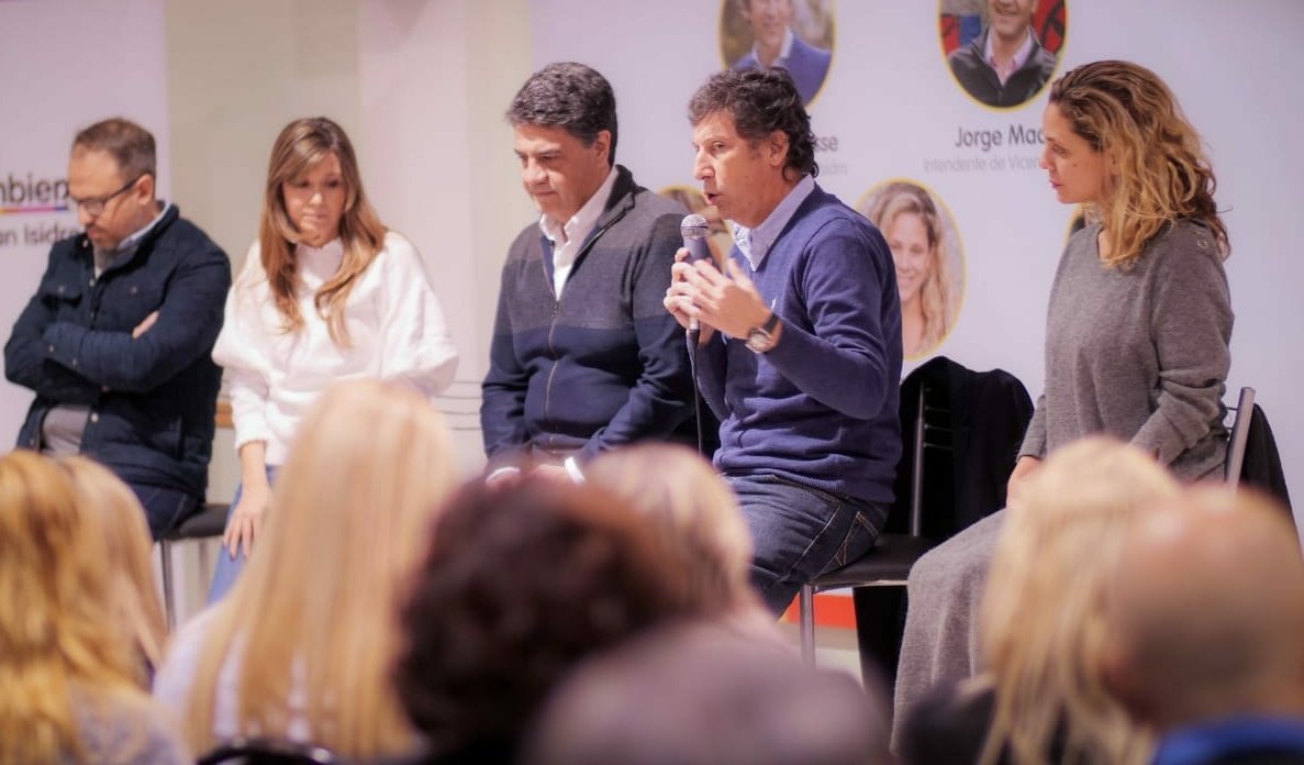 AgusCiarletta's tweet photo. Junto con @gustavoposse @jorgemacri @dievalen y @rosefucello compartiendo nuestras experiencias de gestión en un nuevo encuentro de la #EscuelaDeDirigentes en #SanIsidro https://t.co/M5uT7kmWlN