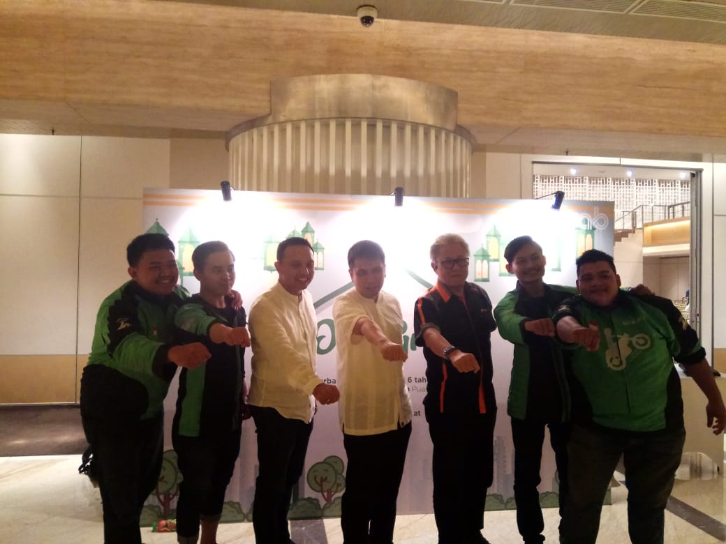 gengojol's tweet photo. Masih di acara perayaan Ulang Tahun Grab Indonesia kemarin nih, gengs.
Sebuah kehormatan bagi kami utk dapat bertemu langsung dgn Bpk.Antonius Tan , Bpk.Rudiantara, dan Bpk.Ridzki Kamadibrata. Terima kasih utk @grabid atas kesempatan yang telah diberikan. 🙌 https://t.co/cR92Uneok0
