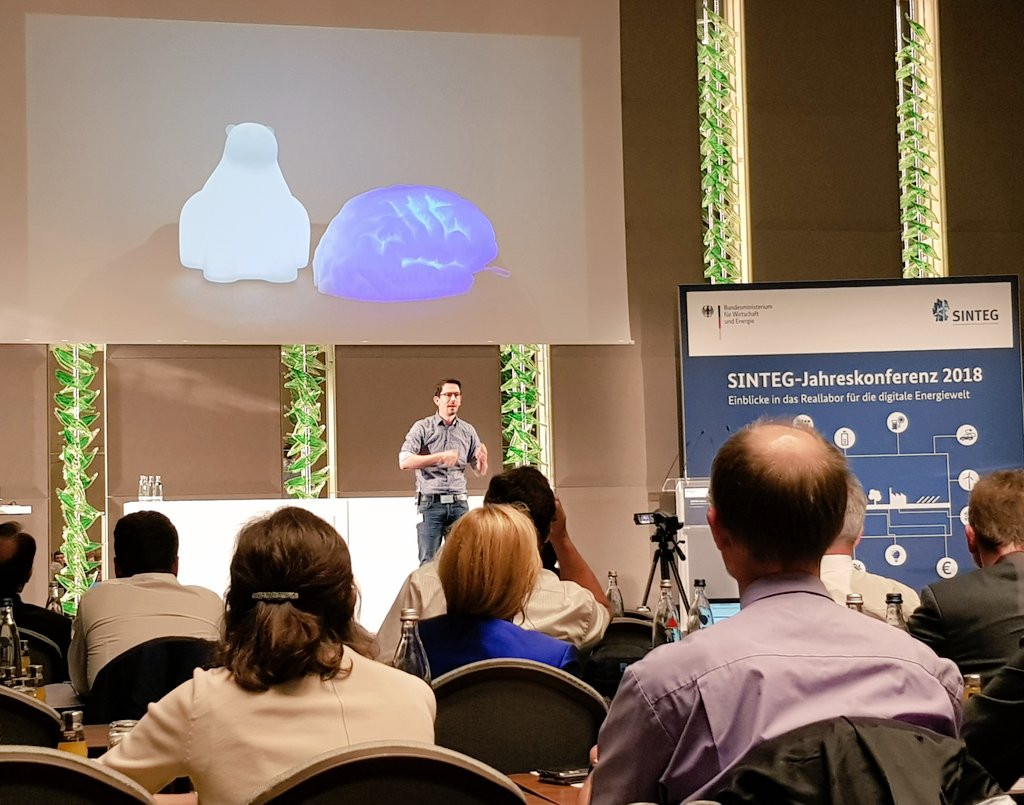 Happy to have seen <a href="/UlfBrommelmeier/">Ulf Brommelmeier</a> from @E_Vernetzen presenting <a href="/Hyko/">Hyko</a> besides the famous #enera brain at #SINTEG2018

Looking forward to see the deeper integration of Hyko into #enera soon.