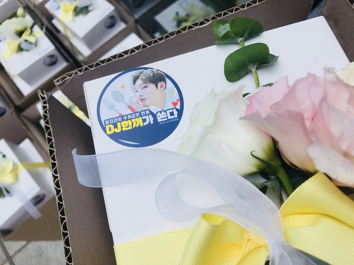 YJS_Bdaysupport's tweet photo. 콘서트 및 투어준비와 컴백준비로 고생했을 멤버들을 위해 맛있는 점심식사를 준비했습니다 :)

DJ한끼가 쏘는 두끼같은 한끼
맛있게 먹고 컴백무대 화이팅하길🍚 https://t.co/IpdXkEQWWy