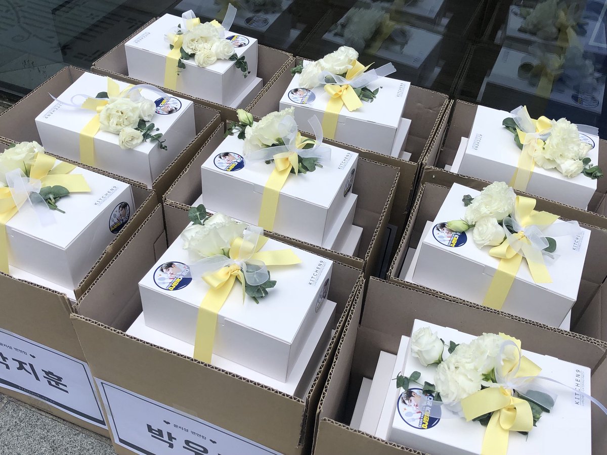 YJS_Bdaysupport's tweet photo. 콘서트 및 투어준비와 컴백준비로 고생했을 멤버들을 위해 맛있는 점심식사를 준비했습니다 :)

DJ한끼가 쏘는 두끼같은 한끼
맛있게 먹고 컴백무대 화이팅하길🍚 https://t.co/IpdXkEQWWy
