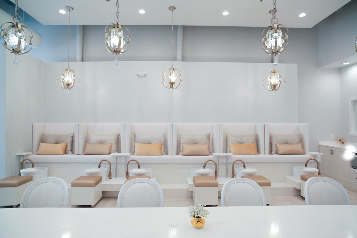 ely4nna's tweet photo. I just wanna point out how much my sister-in-law and brother have worked to make her dream come true. Look at the aesthetic of this place. LUXE Nail &amp; Beauty Bar in Brownsville, Tx. Stop by tell Mandy I sent you 😊 https://t.co/N6fum2xkxH