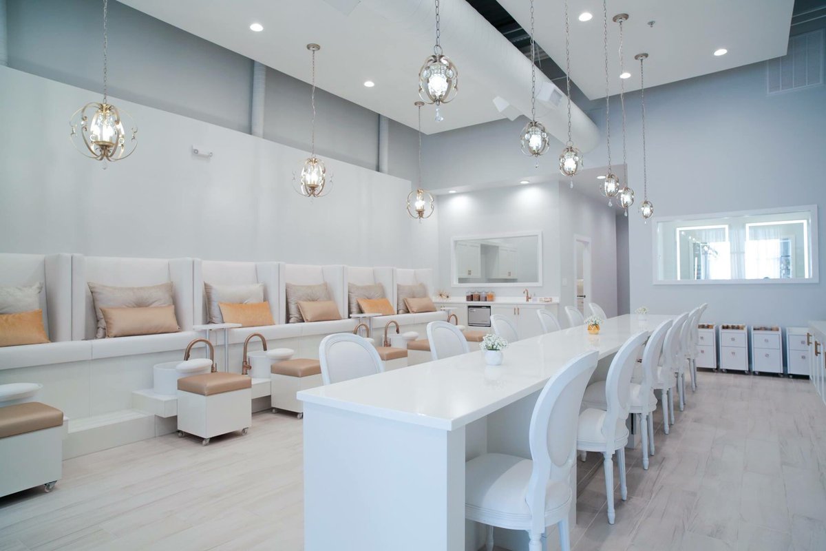ely4nna's tweet photo. I just wanna point out how much my sister-in-law and brother have worked to make her dream come true. Look at the aesthetic of this place. LUXE Nail &amp; Beauty Bar in Brownsville, Tx. Stop by tell Mandy I sent you 😊 https://t.co/N6fum2xkxH