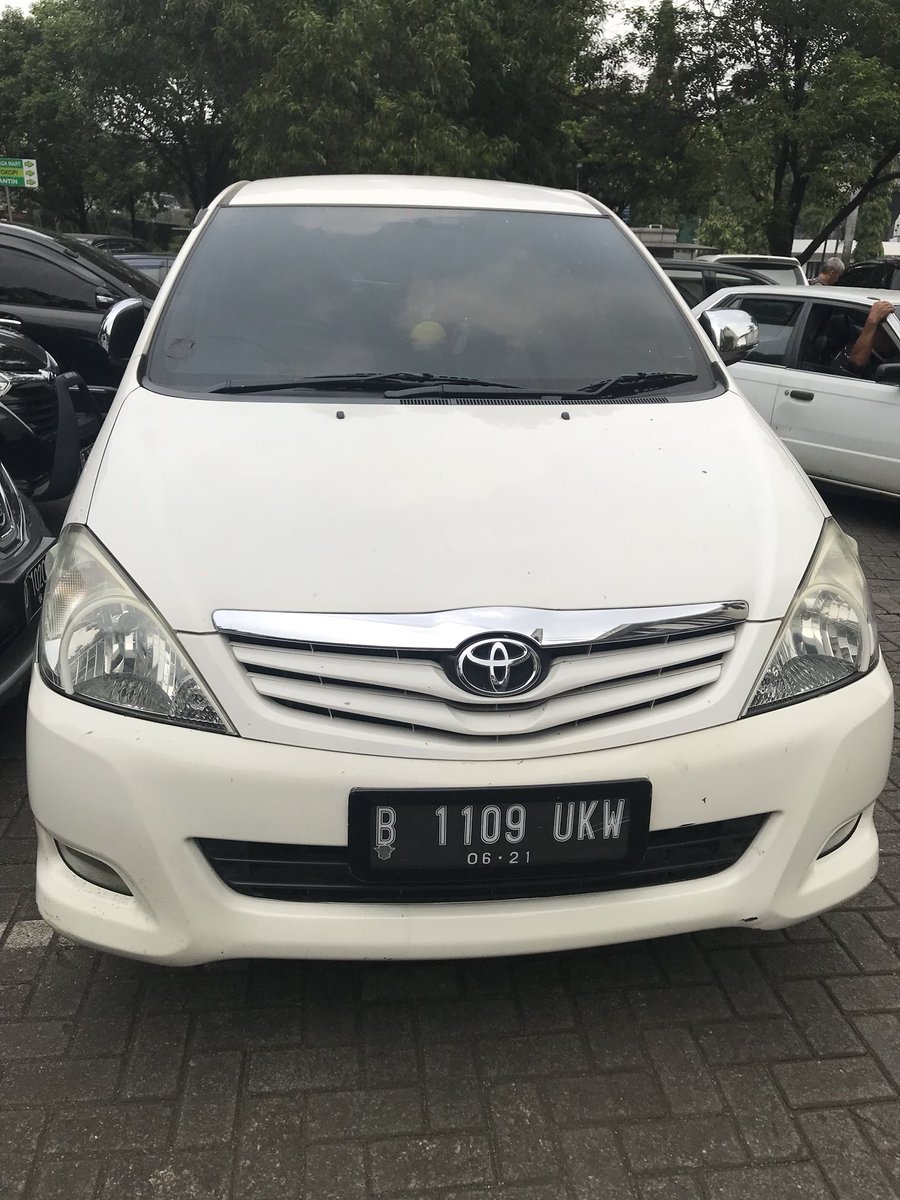 bethabethz's tweet photo. @TMCPoldaMetro TOLONG TINGKATKAN PELAYANAN PARKIR DI KANTOR DIRLANTAS KALIAN. MOBIL INI MENGHALANGI MOBIL ORANG PARKIR POSISI TIDAK NETRAL. BODOH https://t.co/ig8900W8Th