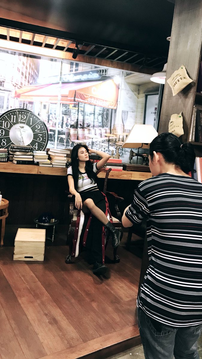 VincentIgno's tweet photo. Back to work! Directing new music video for #apluspaints #paintbabes π₯ππΌπ¬ @Sachzna1 @Rojean_vielka @thisisjanicanam @JaylaStrongAF https://t.co/EtEpzLf733