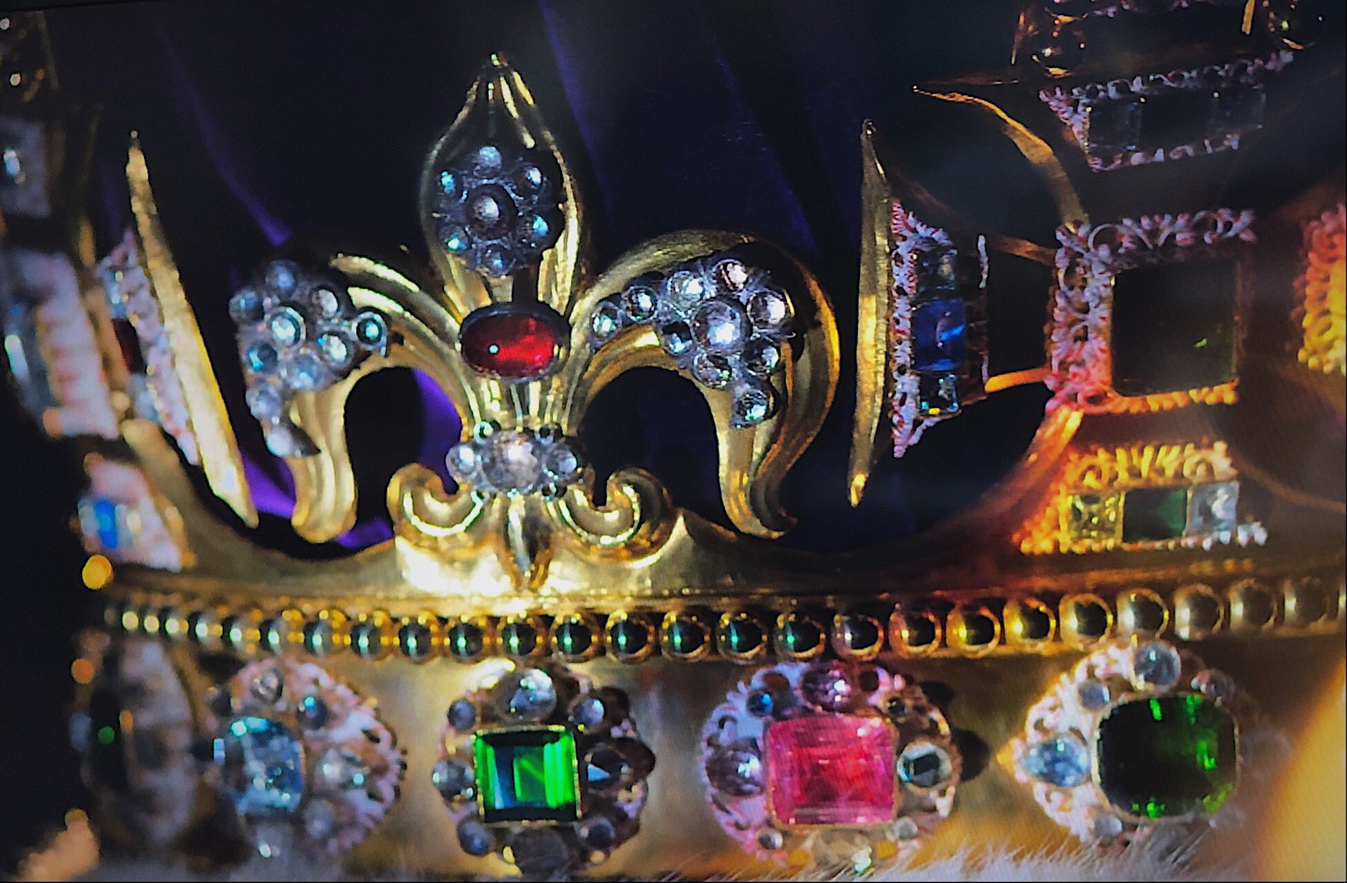 井嶋ナギ 録画した 女王陛下の戴冠式 を観たが 素晴らしいドキュメンタリーだった 王冠 が2つ紹介されていたがその違いが分からなかったので調べたら 聖エドワード王冠 は17c王政復古時に作られた純金製王冠で2kgもあり重いので cにダイヤを