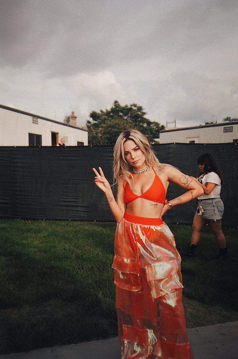 blackprints's tweet photo. gov ball with @halsey 🧡🔥✨ shot on portra 400 https://t.co/U5m05aXynp