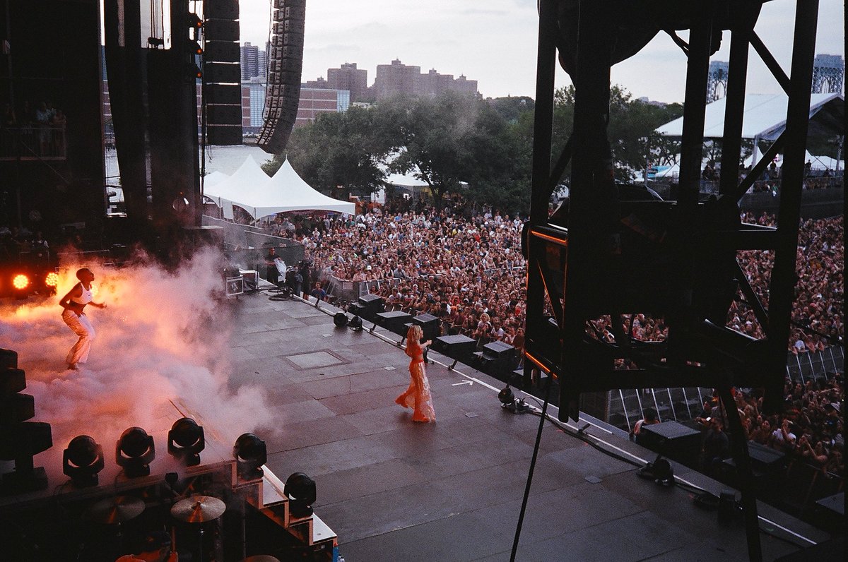 blackprints's tweet photo. gov ball with @halsey 🧡🔥✨ shot on portra 400 https://t.co/U5m05aXynp