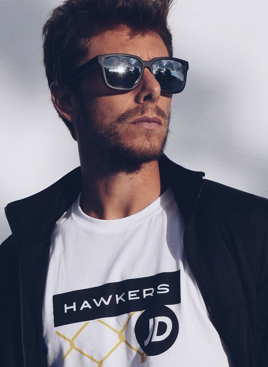 devictorsanchez's tweet photo. Let's Play ✘
Nueva colaboración @hawkersco vs @jdsportses. Hawkers ya a la venta en tiendas selectas JD de toda España. ¡Unidades limitadas!
#RuleTheStreets
#HAWKERSvsJD #Hawkers #Hawkersco #JD #PlayHawkers #Sunglasses #hawkerscampus #hawkersreps https://t.co/VpQmaZv0NL
