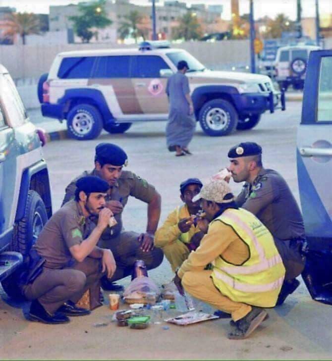 Al7arbiKSA1's tweet photo. وجدت هذه الصوره في الفيس بوك في صفحة شاب بنقلاديشي وكاتب هذا هو الإسلام في المملكة العربيه السعودية كم أفتخر فيك ياوطني .
 #القبض_علي_المتشبهين_بالنساء https://t.co/WcFbylsvYT