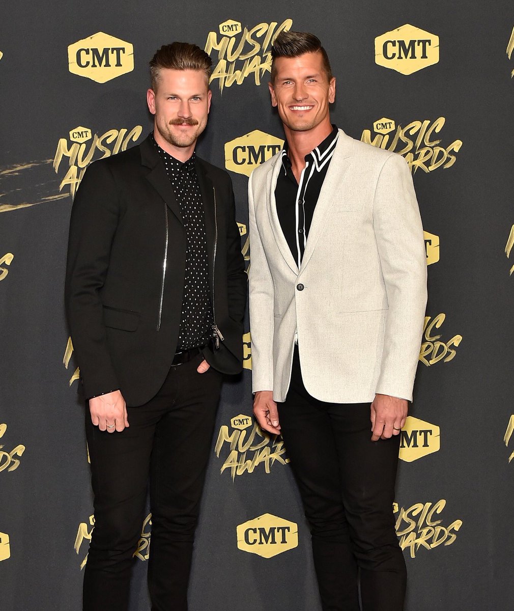 HIGHVALLEY's tweet photo. All smiles #cmtawards https://t.co/aR2yszEYD1