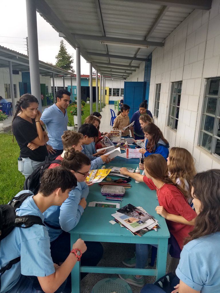 hrpnola's tweet photo. Making beads, learning Mayan numbers and colors #creamos #SafePassage #TrinityExplores https://t.co/d443wsXLpB