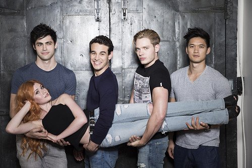 JEMR0SENDE's tweet photo. If you are still here, fighting to save SHADOWHUNTERS, rt this tweet. 
Ps: thank you for all of your tweet, for all of your love and passion. We're doing amazing, family.

#SaveShadowhunters #PickUpShadowhunters https://t.co/ZDjSwYKynV