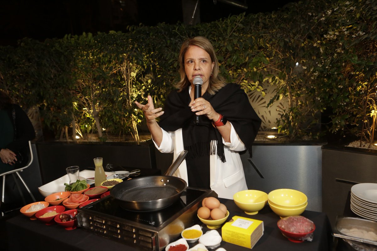 visagedumaroc's tweet photo. Imaginez... vous êtes au 11ème siècle! Le cooking show by Fatema Hal, en marge de la conférence sur la transmission du patrimoine à travers l'art culinaire, organisée par #VisageDuMaroc #VMTalk Merci Tarik Mounim :) #Video
https://t.co/P1SJZ4yU4q https://t.co/zrFeAyb9pt