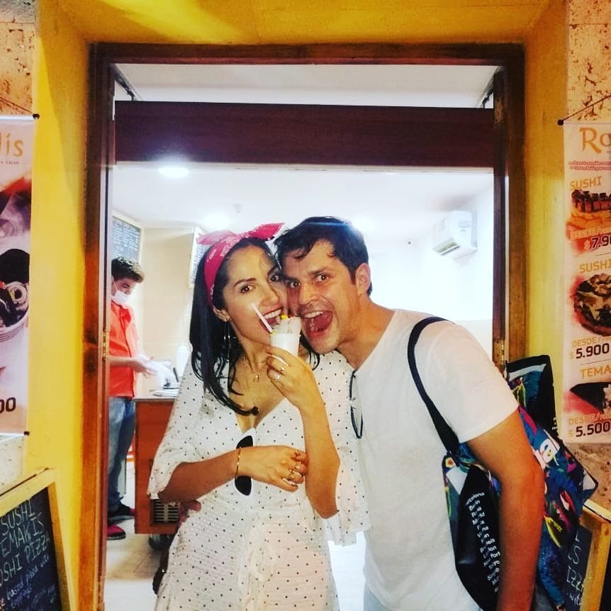 TeamMTacher's tweet photo. Bella pic de @MarkTacher y @cynthiaalesco en su paseo por Cartagena.
. . .
from @rolliscartagena - Oreo con M&Ms! El helado a la plancha favorito de Mark Tacher y Cynthia Alesco. Solo en Rollis! @tacherman @cynthiaalesco #rollis #rolliscartagena https://t.co/5N19PnRHat