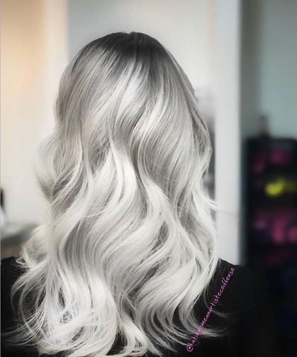 TS_Salon_Supply's tweet image. Katie Pruneau Artiste Coiffeuse really had to work for this one! But what a result using #Blacklight, #Calura and #Quadraplex! ❄️😍

Lightener: Blacklight Cream + Quadraplex
Regrowth: 48g 6-11 + 2g 0-11 + 10 volume
Mid-legnths: 30g 8-11 + 5g 0-16 + 10… ift.tt/2CyqRux