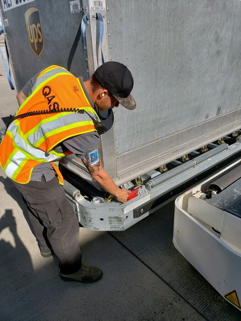#CaughtSafely @DesertMTUPSers <a href="/upsgatewayslc/">SLC Gateway</a> <a href="/luke_brwnldr/">Luke Mathews</a> Austin Romo at the SL Gateway using palms up method