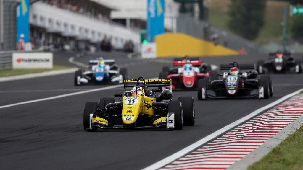 PruebautoSport's tweet photo. En #Budapest #2018  @sachafenestraz hizo una excelente carrera #FIAF3 #RenaultSportAcademy #Hungaroring en https://t.co/YWbtnUdUlG https://t.co/BYmt114LkC