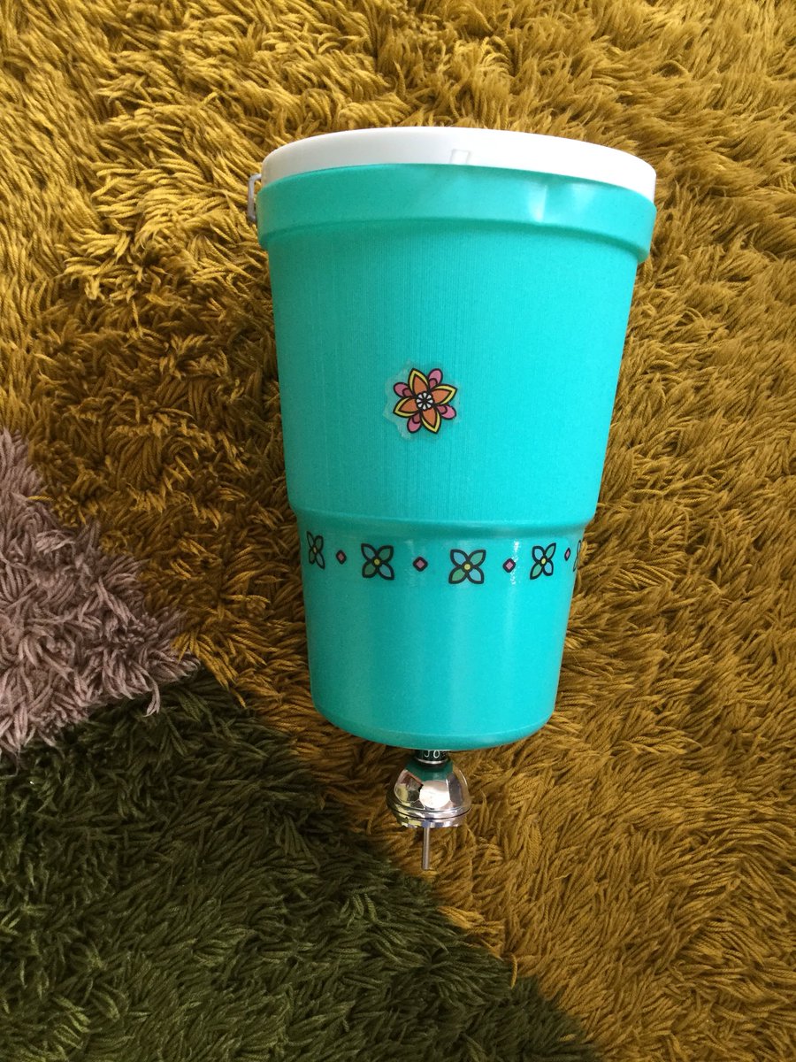 雑貨奥様 こんにちは 今日は午前中 マンションが断水なので お助けアイテム出しました 手洗いタンク カラン付 です 使い方が分かるのは同世代以上かしら 笑 でもアウトドアや非常時は便利ですよ 昭和レトロだけど最近購入