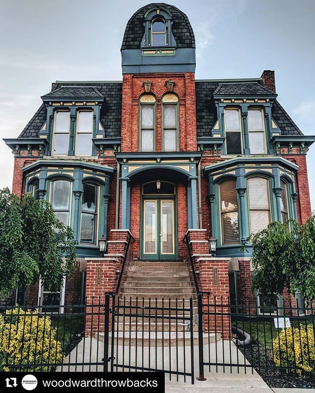 Oldhouselove_'s tweet photo. Happy hump ๐ช day old house lovers!! Great capture from @woodwardthrowbacks of this brush park stunner!! ใปใปใป
Brush Park, Whatupdoe!
.
.
.
#detroit #detroithome #oldhouselove #thisoldhouse #architecture #apartmenttherapy #homegoals #homewithrue #brickhโฆ https://t.co/EFjYSr47xH https://t.co/wfm1S6VfvB