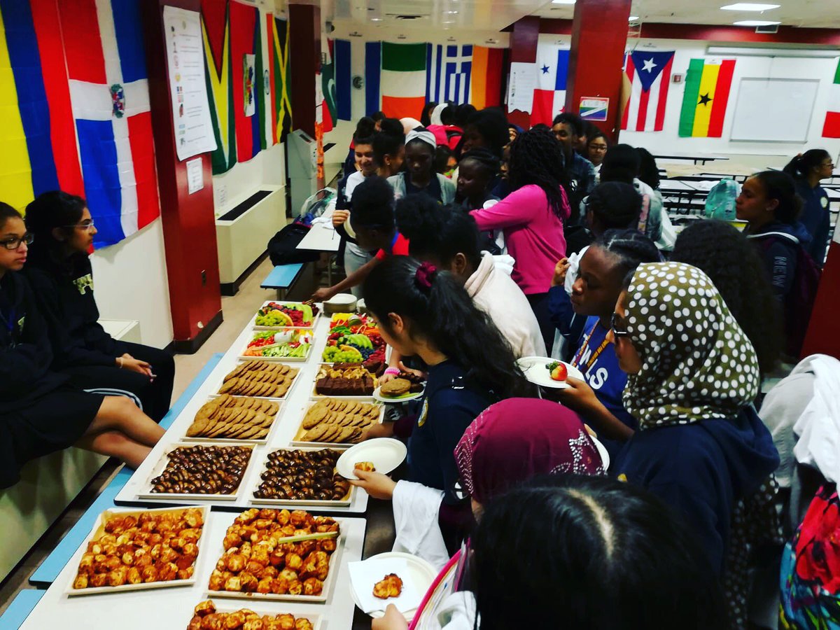 CommunityWordPr's tweet photo. A huge thanks to @BreadsBakery for generously feeding our students at #TYWLSQueens today to help them celebrate their culminating event! #citizenuncensored #citizenbook #cwpnyc https://t.co/WbyY3OYlcp