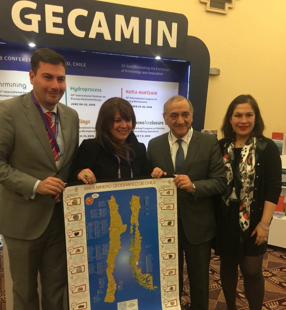 Fundaminchile's tweet photo. En el marco de #automining Seminario Internacional de automatización en Minería, inciativa de @Gecamin que patrocina la Fundación Minera de Chile, Directivos de @Fundaminchile realizan regalo del Mapa Educativo Minero Geográfico a su socio estrategico, Carlos Barahona de @Gecamin https://t.co/3Un3kpRsTi