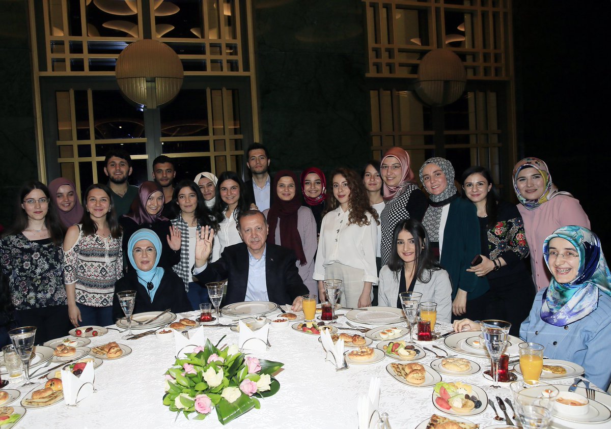 tcbestepe's tweet photo. Cumhurbaşkanı Erdoğan ve eşi Emine Erdoğan, Cumhurbaşkanlığı Külliyesinde gençlerle sahur yaptı. https://t.co/HdFLhCydIF
