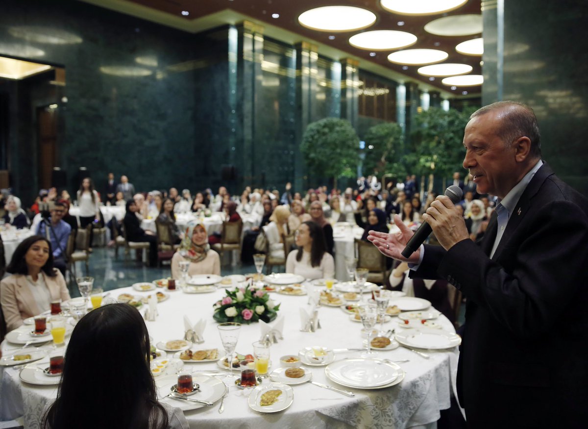 tcbestepe's tweet photo. Cumhurbaşkanı Erdoğan ve eşi Emine Erdoğan, Cumhurbaşkanlığı Külliyesinde gençlerle sahur yaptı. https://t.co/HdFLhCydIF