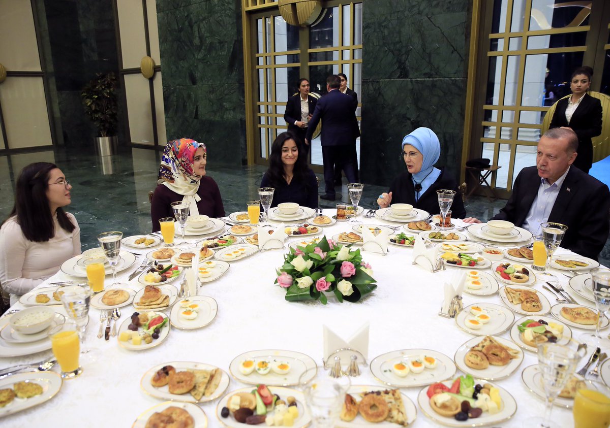 tcbestepe's tweet photo. Cumhurbaşkanı Erdoğan ve eşi Emine Erdoğan, Cumhurbaşkanlığı Külliyesinde gençlerle sahur yaptı. https://t.co/HdFLhCydIF