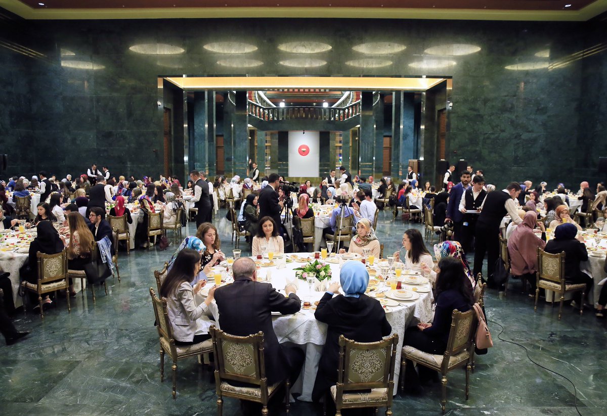 tcbestepe's tweet photo. Cumhurbaşkanı Erdoğan ve eşi Emine Erdoğan, Cumhurbaşkanlığı Külliyesinde gençlerle sahur yaptı. https://t.co/HdFLhCydIF