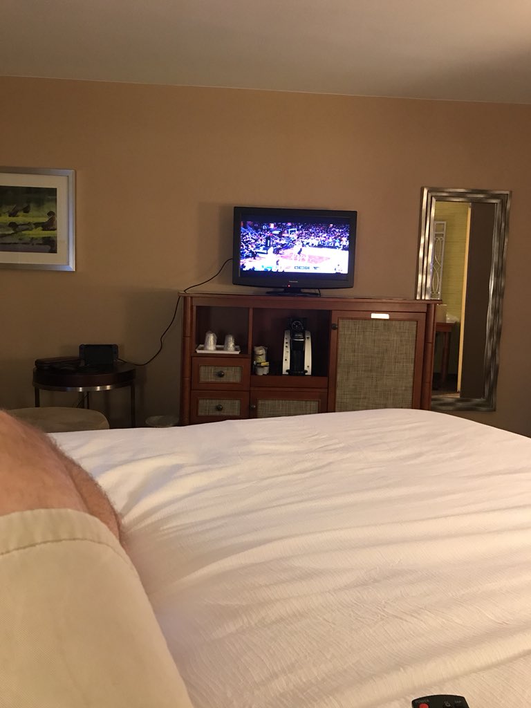 jerome0812's tweet photo. Holiday inn you surprise me. You try to make these hotels as modern looking as possible, but then you plop down this tiny ass low def TV with fuzzy signal so I need binoculars to see the players from my bed. #norabbitears https://t.co/jshMZVFfGS