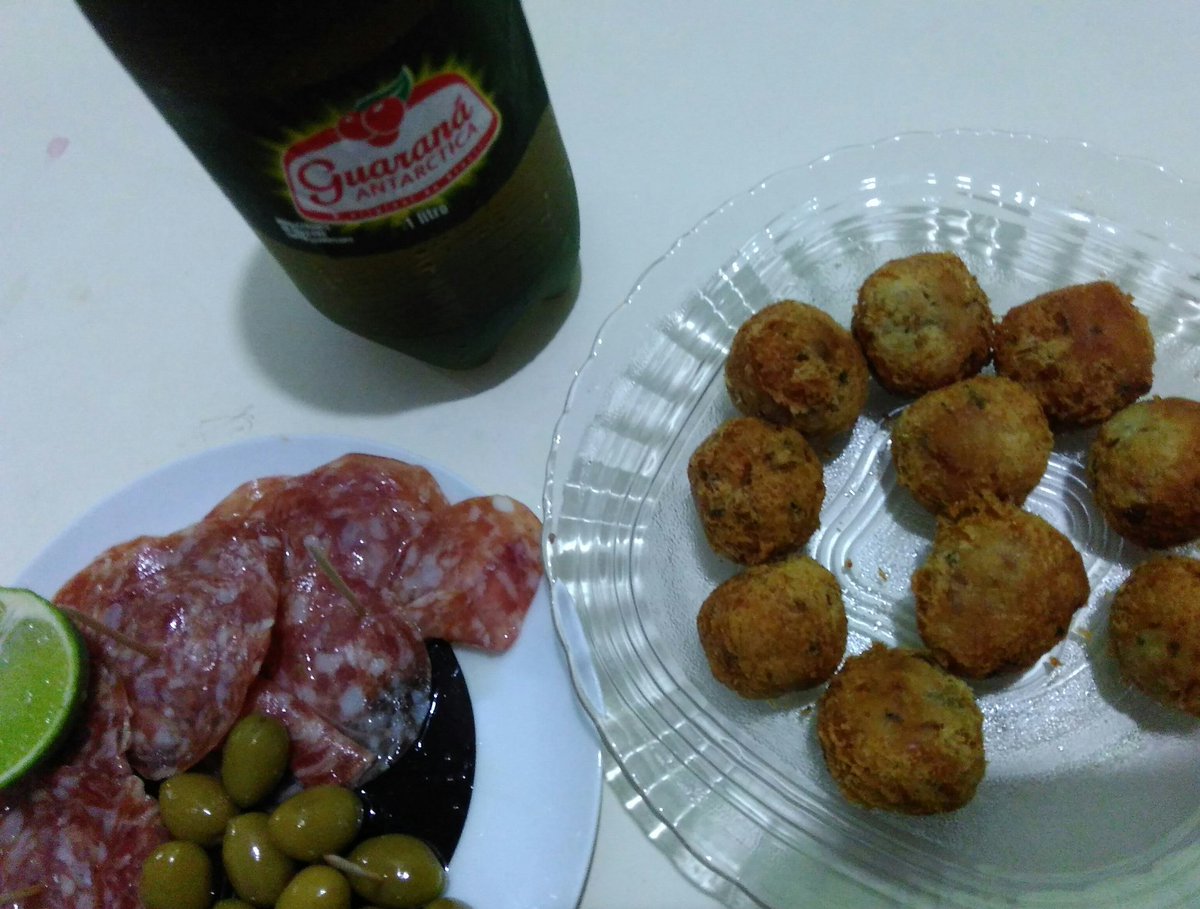 oliveeirafa's tweet photo. Tirando o salame😋 https://t.co/OKqXlUMROo