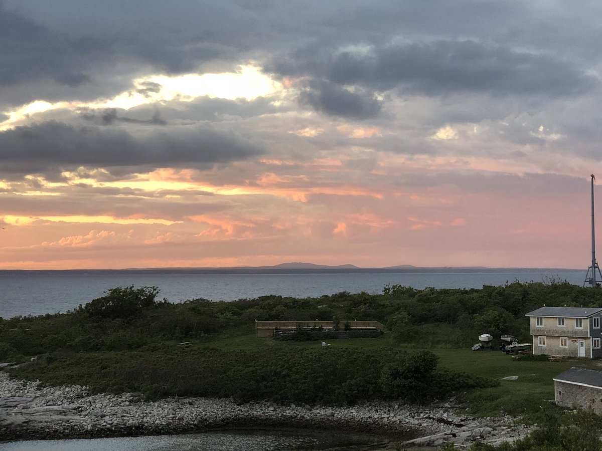 MEEGSML18's tweet photo. We get some amazing sunsets 🌅 https://t.co/cnbzlnAuFj
