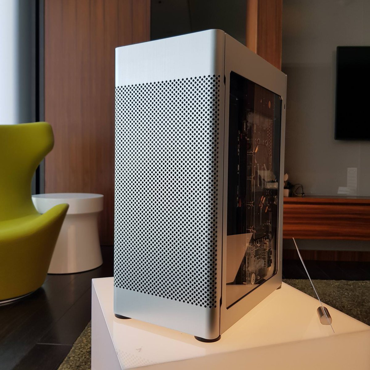 sff_lab's tweet photo. Here's the Chimera MachOne in the flesh! Our Computex 2018 build contains an mITX board, i9 CPU &amp; Titan XP GPU, Elgato 4K 60 capture card, and custom loop with a Nemesis 280GTX radiator! #chimera #machone https://t.co/V2786LjCPe