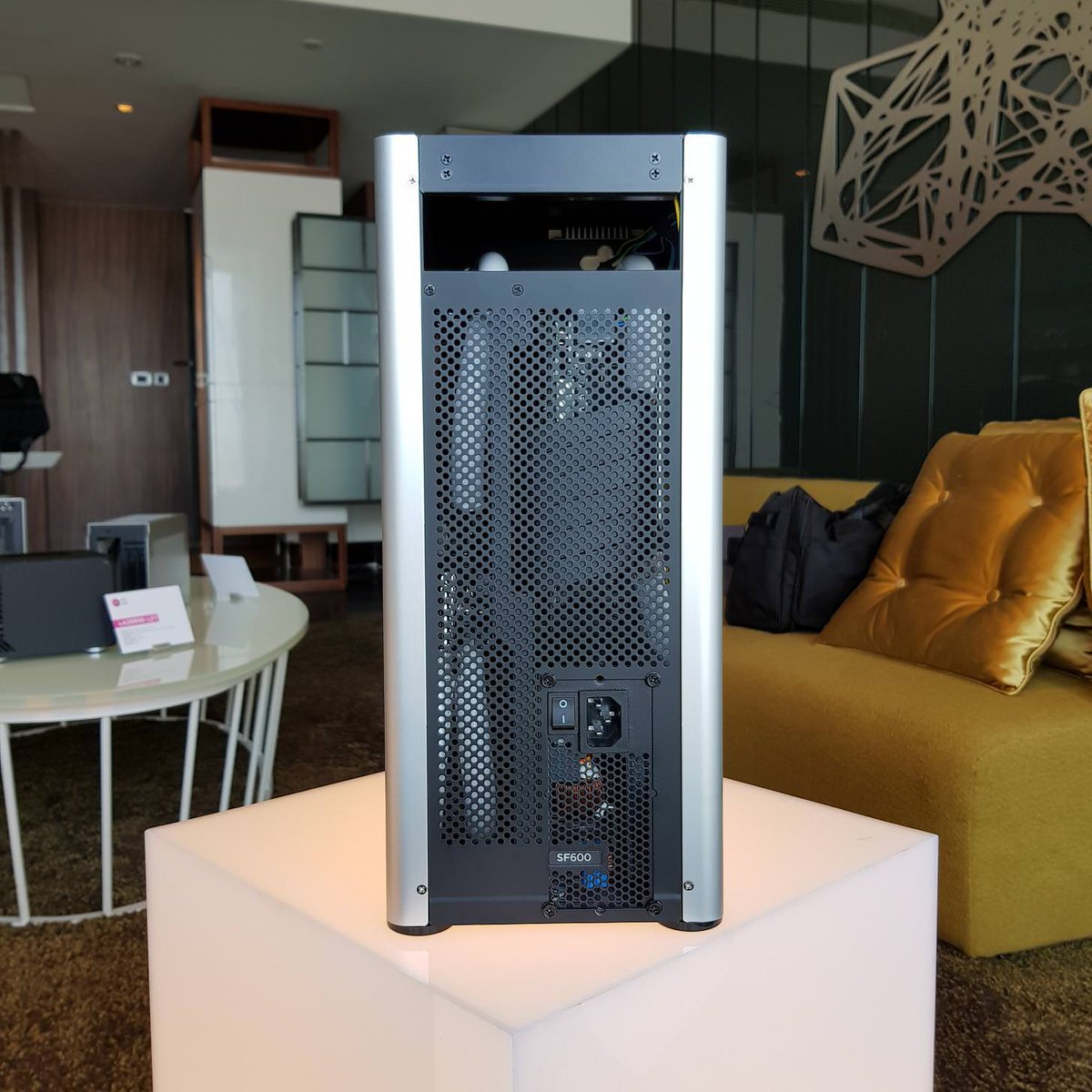 sff_lab's tweet photo. Here's the Chimera MachOne in the flesh! Our Computex 2018 build contains an mITX board, i9 CPU &amp; Titan XP GPU, Elgato 4K 60 capture card, and custom loop with a Nemesis 280GTX radiator! #chimera #machone https://t.co/V2786LjCPe