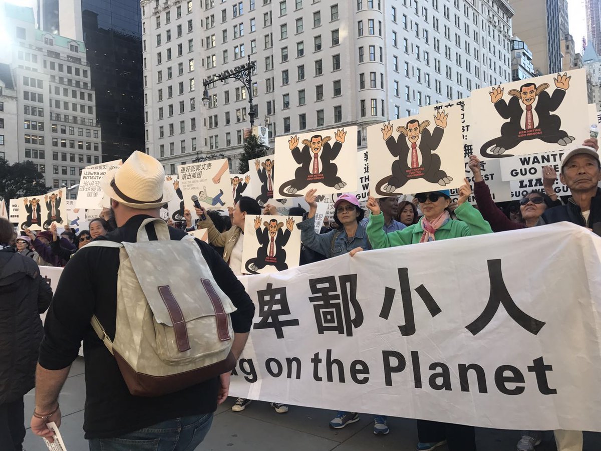 ESurina5's tweet photo. “郭文贵”蹭成了“新网红”，“红通犯”文贵躲在大洋彼岸频繁地在社交媒体上“演戏”,大搞谣言诽谤，讲述各种离奇故事，千方百计吸引关注。 https://t.co/rXBEmLXiBn