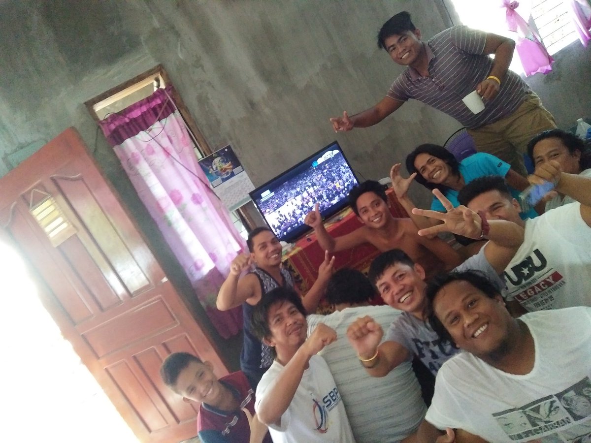 Dhan182's tweet photo. Go GSW on Game 3... 
watching NBA Finals with cousins
#NBAONABSCBN 
Shout out sa nag pic sa amin na si Payoyong die hard fan ng Cavs. https://t.co/qT5zGIJdHo