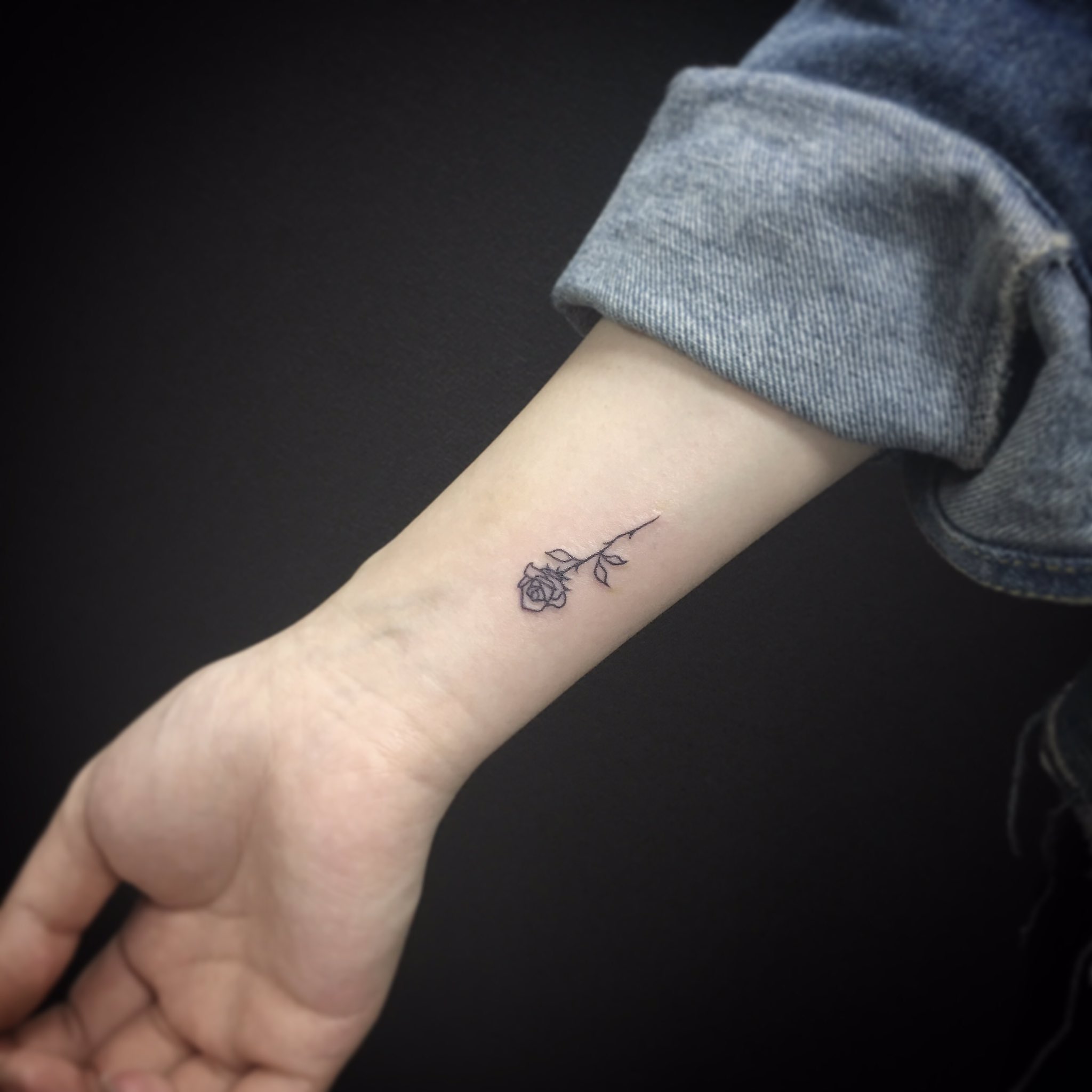 新宿タトゥー Fox Gate Tattoo 手首 バラのタトゥー 6月7日 本日も営業中 和彫りからワンポイント トライバル B Gまでオールジャンル対応のタトゥースタジオ 東京新宿fox Gate Tattoo 新宿駅徒歩7分 個室ブース完備