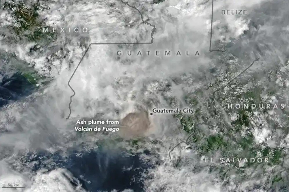 ECORIBOR's tweet photo. Pluma del #VolcandeFuego 🌋, #Guatemala. Fotografía captada por @NASA (03/06/2018). https://t.co/9ehZJJzhIg