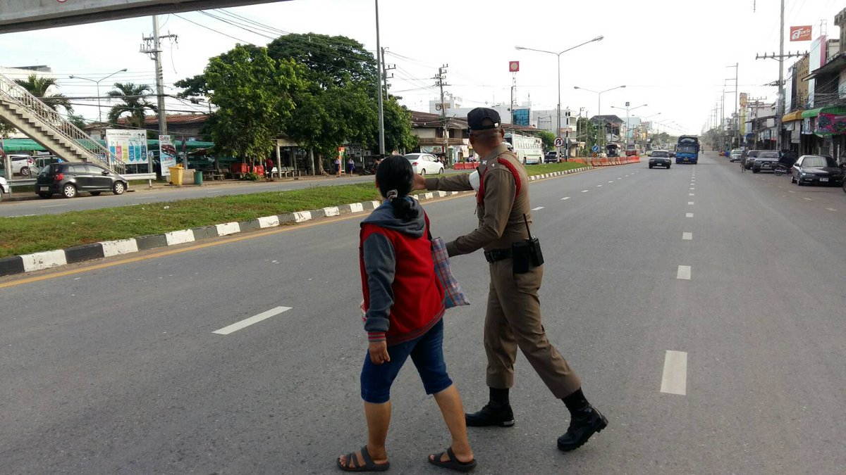 police_dkt's tweet photo. ดูแลห่วงใยพี่น้อประชาชน
ตำรวจด่านขุนทด อำนวยความสะดวกการจราจรให้กับพี่น้องประชาชน และเด็กนักเรียนยามเช้า
@PoliceRegion3 @korat_police @tri333 https://t.co/JJ9WHEc9GR
