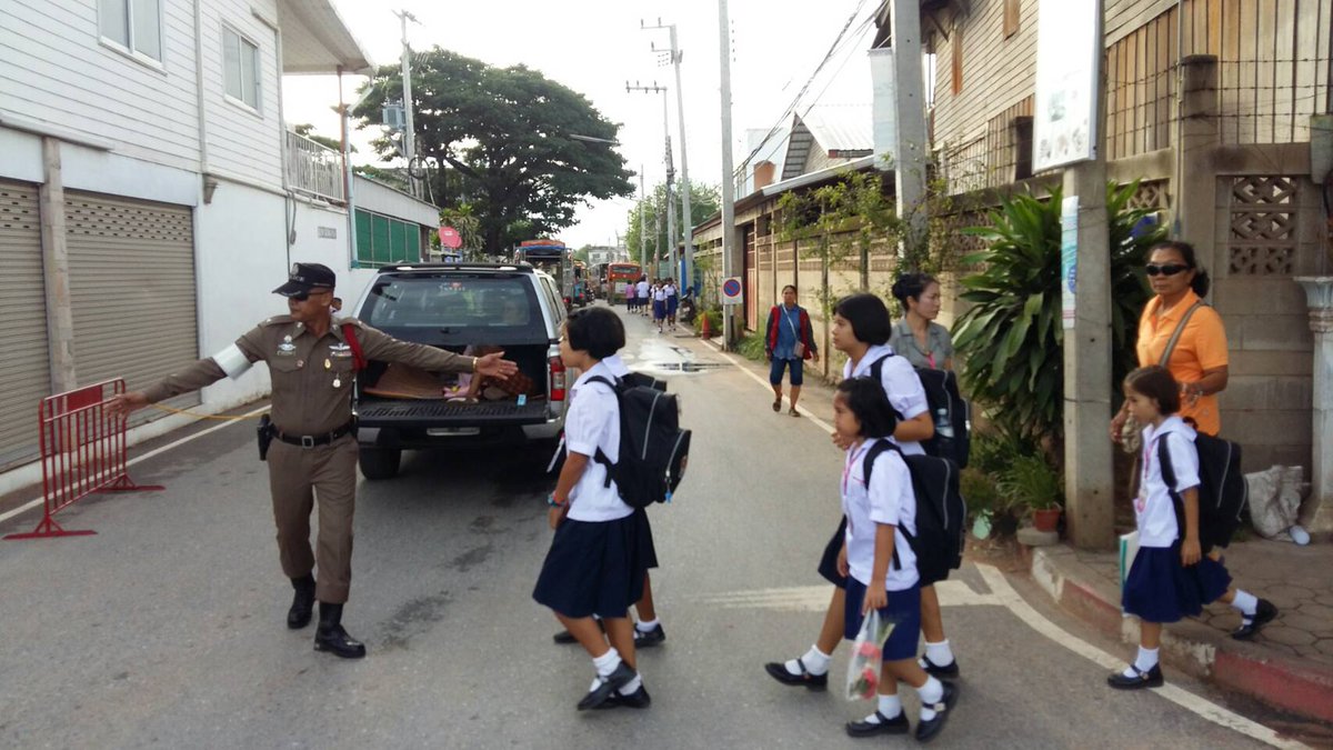 police_dkt's tweet photo. ดูแลห่วงใยพี่น้อประชาชน
ตำรวจด่านขุนทด อำนวยความสะดวกการจราจรให้กับพี่น้องประชาชน และเด็กนักเรียนยามเช้า
@PoliceRegion3 @korat_police @tri333 https://t.co/JJ9WHEc9GR