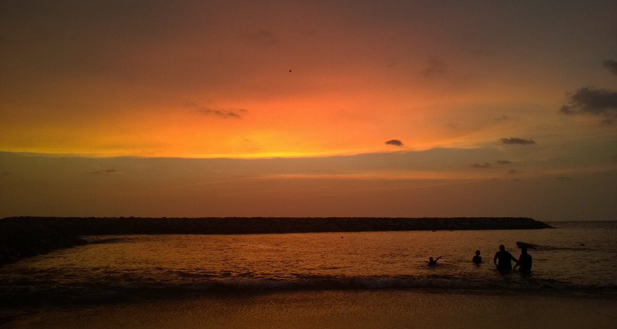 My_Eye_Captures's tweet photo. Uswetakeiyawa Beach during Sunset.                     #beach #sea #sunset #goldenhour #a_my_eye_photo https://t.co/RRF34gjnFt