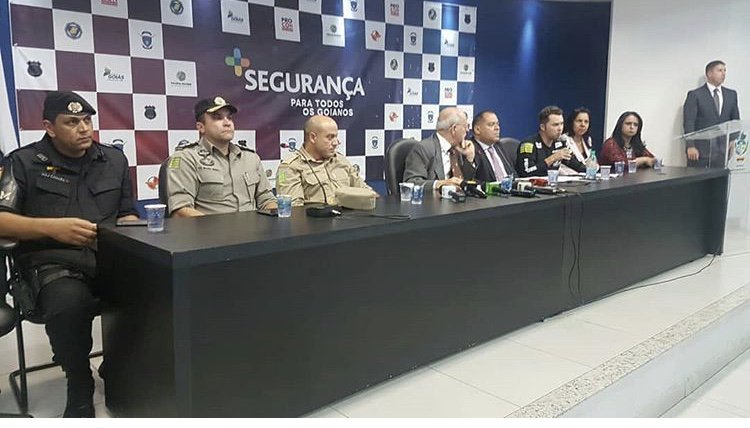 layannepcgo's tweet photo. RT SeaoiGoias "A Polícia Civil apresentou nesta terça-feira (05/06) três homens integrantes do bando que atacou agências bancárias e um joalheria em Ipameri no último dia 8 de maio.
#segurançaintegrada #sspgo

Veja mais em: https://t.co/qhX69aNDQE https://t.co/gFLINsFEoZ