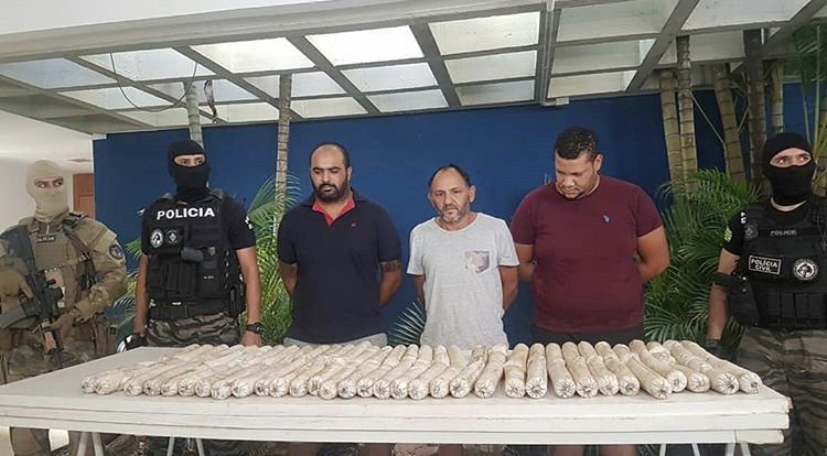 layannepcgo's tweet photo. RT SeaoiGoias "A Polícia Civil apresentou nesta terça-feira (05/06) três homens integrantes do bando que atacou agências bancárias e um joalheria em Ipameri no último dia 8 de maio.
#segurançaintegrada #sspgo

Veja mais em: https://t.co/qhX69aNDQE https://t.co/gFLINsFEoZ