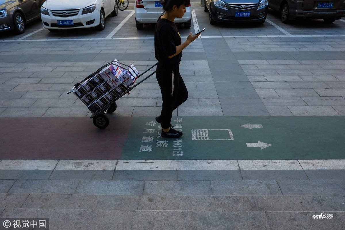 CCTV's tweet photo. 【西安街頭現低頭族專用通道 你怎麽看？】近日，西安街頭出現了一條爲"低頭族"設計的專用通道，該通道寬約一米，寫著"低頭族專用通道"，"低頭族"可在上面一邊玩手機一邊走路。對此，有市民覺得很好，可以提高安全保障；也有市民認爲，走路就不應該玩手機，不能縱容"低頭族"。你怎麽看？ https://t.co/Ap1l4bipDi