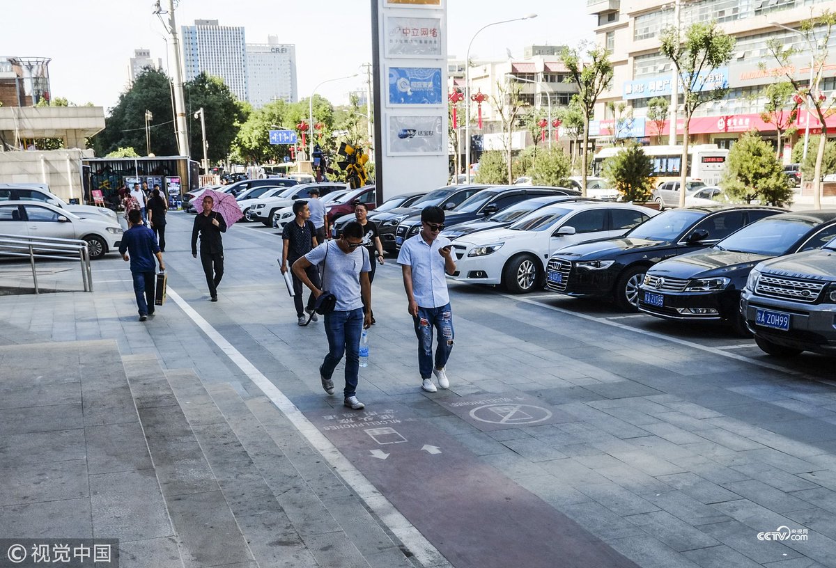 CCTV's tweet photo. 【西安街頭現低頭族專用通道 你怎麽看？】近日，西安街頭出現了一條爲"低頭族"設計的專用通道，該通道寬約一米，寫著"低頭族專用通道"，"低頭族"可在上面一邊玩手機一邊走路。對此，有市民覺得很好，可以提高安全保障；也有市民認爲，走路就不應該玩手機，不能縱容"低頭族"。你怎麽看？ https://t.co/Ap1l4bipDi