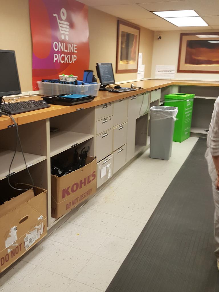 WWMomof5's tweet photo. Customer service never looked so good! #lifeatkohls #inventoryweek #0383 https://t.co/KwL6dy4vvz