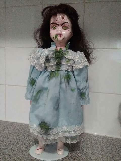 Spawnofthedead1's tweet photo. @Spawnofthedead1 @YYCHorrorCon #creepydolls #porcelain #exorcist #regan #gore #horrorartist https://t.co/71vMbEDjTS