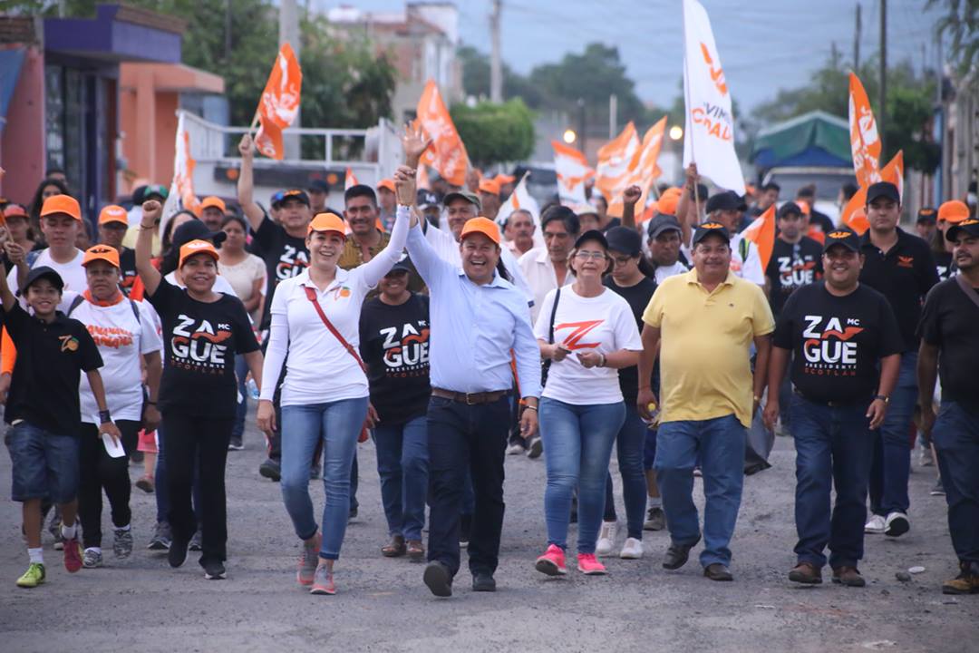 Isela ha sido parte importante de mi carrera y le agradezco su compañía, confianza y apoyo durante tantos años.

Dicen que detrás de un gran hombre hay una gran mujer, yo no comparto esa idea, yo siempre camino a su lado porque juntos podemos más.